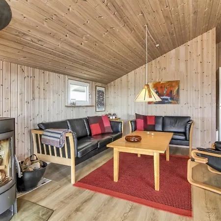 Emelia - 50m From The Sea By Interhome